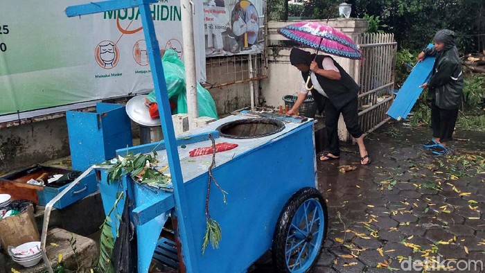 Dua pohon tumbang di Jalan Sancang, Kota Bandung, Jawa Barat, Kamis (25/11/2021) sore. Pohon ini menimpa 3 gerobak pedagang.