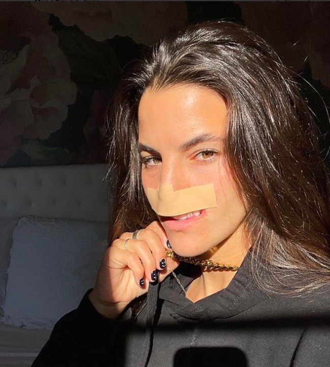 Model dan skater Brooklinn Khoury mengisahkan bahwa dia diserang anjing pada 2020 silam. Anjing berjenis pitbull itu milik salah satu keluarganya. Dengan brutal anjing tersebut merobek bibir Brooklinn hingga seluruh bibir bagian atasnya putus. Foto: dok. Instagram/@brookhoury