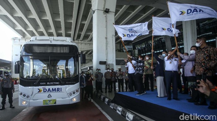 Damri luncurkan bus listrik untuk angkutan penumpang rute bandara di Terminal 3 Bandara Internasional Soekarno-Hatta, Kamis, (25/11). Saat ini bus tersebut masih diujicoba.