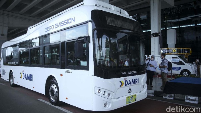 Damri luncurkan bus listrik untuk angkutan penumpang rute bandara di Terminal 3 Bandara Internasional Soekarno-Hatta, Kamis, (25/11). Saat ini bus tersebut masih diujicoba.