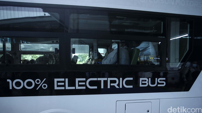 Damri luncurkan bus listrik untuk angkutan penumpang rute bandara di Terminal 3 Bandara Internasional Soekarno-Hatta, Kamis, (25/11). Saat ini bus tersebut masih diujicoba.