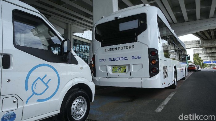 Damri luncurkan bus listrik untuk angkutan penumpang rute bandara di Terminal 3 Bandara Internasional Soekarno-Hatta, Kamis, (25/11). Saat ini bus tersebut masih diujicoba.