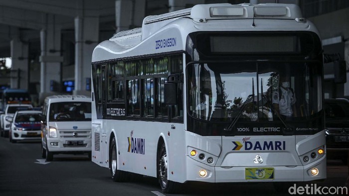 Damri luncurkan bus listrik untuk angkutan penumpang rute bandara di Terminal 3 Bandara Internasional Soekarno-Hatta, Kamis, (25/11). Saat ini bus tersebut masih diujicoba.