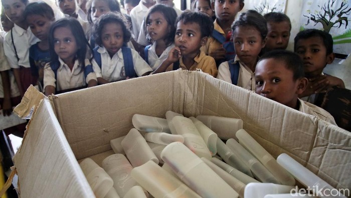 Relawan CT Arsa Foundation bagikan alat tulis untuk siswa di SDN Reda Meter, Sumba Barat Daya, NTT. Bantuan itu membuat para siswa makin giat menuntut ilmu.