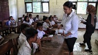 Bantuan alat tulis yang diberikan berupa pensil, pulpen, penghapus, serta alat serut pensil.