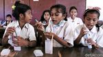Cerianya Anak-anak di Sumba Barat Daya Mendapat Alat Tulis Baru