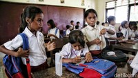Para siswa di SDN Reda Meter, Sumba Barat Daya, ini pun antusias menerima alat tulis yang dibagikan oleh relawan CT Arsa Foundation.