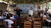 Mereka mengatakan sangat senang dan lebih semangat belajar. Walaupun anak-anak di sekolah itu hidup di desa yang cukup tertinggal fasilitas umum,tetapi semangat belajar mereka harus selalu dijaga. Karena anak-anak ini adalah cikal bakal generasi pemimpin masa depan.
