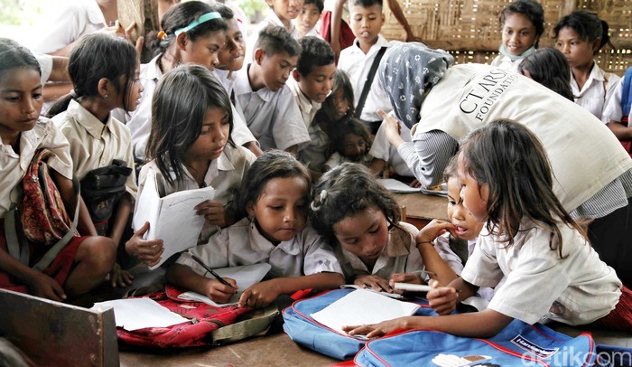 Relawan CT Arsa Foundation bagikan alat tulis untuk siswa di SDN Reda Meter, Sumba Barat Daya, NTT. Bantuan itu membuat para siswa makin giat menuntut ilmu.