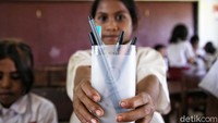 Relawan CT Arsa Foundation membagikan donasi alat tulis dari Stabilo kepada siswa-siswa di SDN Reda Meter, Sumba Barat Daya, Nusa Tenggara Timur (NTT).