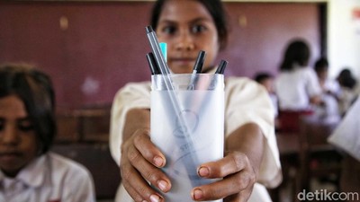 Cerianya Anak-anak di Sumba Barat Daya Mendapat Alat Tulis Baru