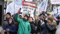 Keputusan tersebut mendapat penolakan dari sejumlah pihak. Aksi menolak vaksin dan pembatasan aktivitas pun digelar di Kyiv, Ukraina, Rabu (24/11) waktu setempat. 