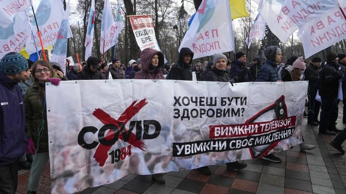 Pemerintah Ukraina membatasi aktivitas warga dan gencarkan vaksinasi di tengah lonjakan kasus COVID-19 di Eropa. Keputusan itu ditentang oleh sejumlah warganya.