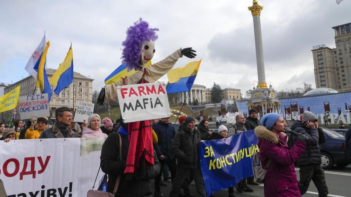 Corona Ngegas di Eropa, Warga Ukraina Demo Tolak Vaksin-Pembatasan Pemerintah Ukraina membatasi aktivitas warga dan gencarkan vaksinasi di tengah lonjakan kasus COVID-19 di Eropa. Keputusan itu ditentang oleh sejumlah warganya.