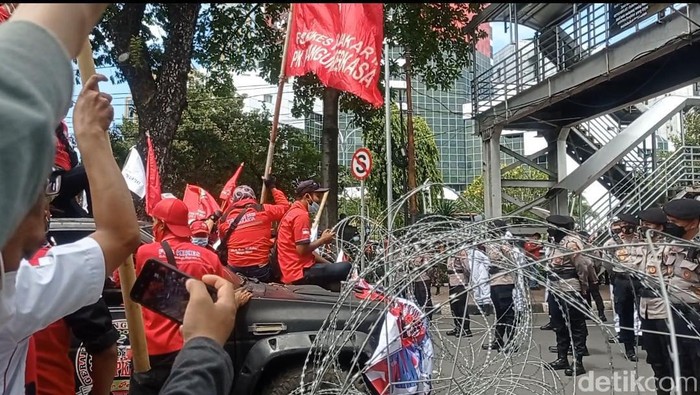 Demo buruh 25 November 2021 dilakukan di berbagai daerah hari ini.