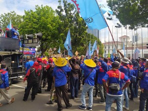 Massa Buruh Desak Anies Batalkan Kenaikan UMP Rp 37 Ribu 3x24 Jam