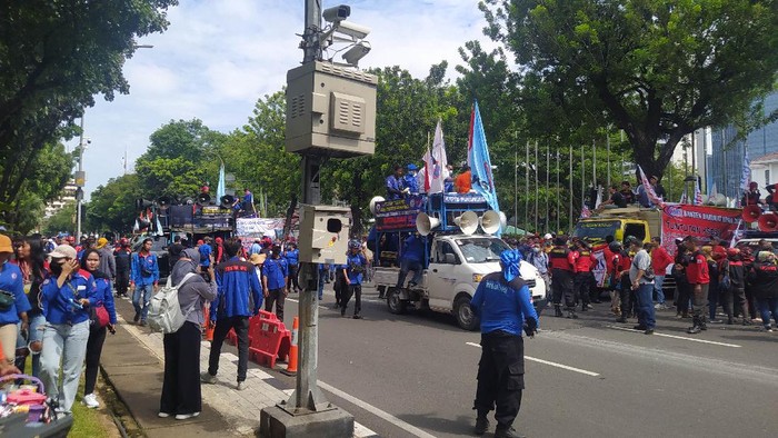Demo buruh di depan Balai Kota DKI Jakarta, Kamis (25/11/2021).