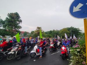 Ratusan Buruh Tuntut Kenaikan UMK di Depan Balai Kota Surabaya, Lalin Macet