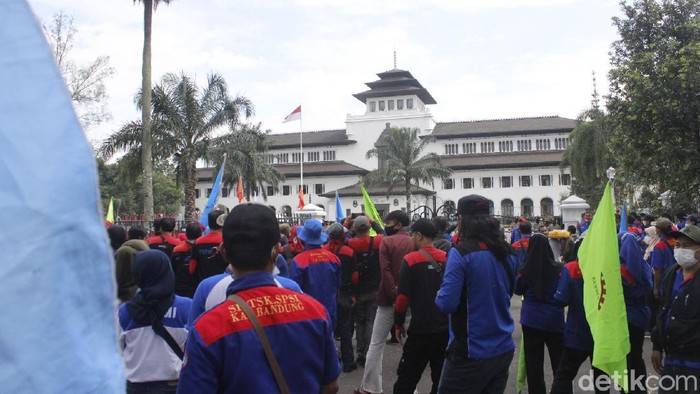 Demo buruh di Gedung Sate Bandung.