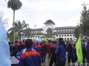 Kawal UMK, Buruh di Jabar Geruduk Kantor Ridwan Kamil Hari Ini!