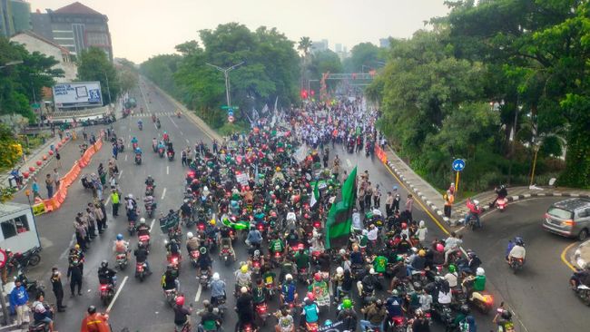 massa buruh mulai berkumpul di depan kbs surabaya