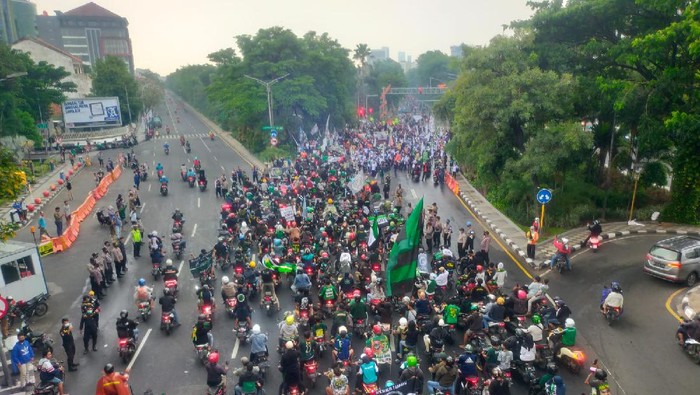 massa buruh mulai berkumpul di depan kbs surabaya