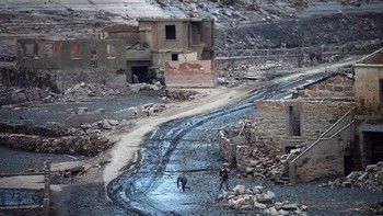 Dalam sebuah tragedi nasional, Aceredo, nama desa tersebut, dibanjiri pada tahun 1992, ketika pembangkit listrik tenaga air Portugis menutup pintu airnya. Sungai Limea yang berada dekat wilayah tersebut membanjiri tanah dan bangunan di sekitarnya. Foto: AFP via Daily Mail