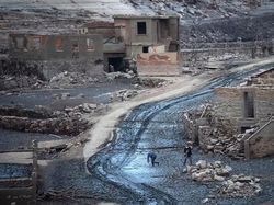 Potret Desa Hantu Muncul Lagi Setelah 30 Tahun Tenggelam