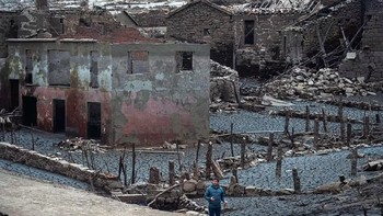 Tak disangka, 30 tahun kemudian, sebuah gambar langka menunjukkan rendahnya permukaan air di waduk Lindoso mengungkap sisa-sisa bangunan yang dulunya adalah rumah, lahan pertanian dan lumbung milik penduduk Aceredo sebelum dipaksa menyerahkan tanah mereka. Banyak dinding bangunan telah runtuh, tetapi tak sedikit pula beberapa struktur tetap utuh. Foto: AFP via Daily Mail