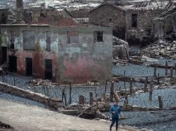 Potret Desa Hantu Muncul Lagi Setelah 30 Tahun Tenggelam