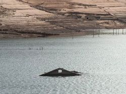 Potret Desa Hantu Muncul Lagi Setelah 30 Tahun Tenggelam