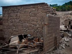 Potret Desa Hantu Muncul Lagi Setelah 30 Tahun Tenggelam