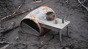 Seperti dikutip dari Daily Mail, kendaraan tua dan barang-barang pribadi lainnya yang telah berkarat berserakan di antara reruntuhan. Menariknya, barang-barang lain seperti botol kaca dan hiasan rumah tetap ada di tempatnya di atas meja atau rak seperti ketika sebelum ditinggalkan pemiliknya. Foto: AFP via Daily Mail