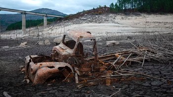 Tragedi Aceredo dimulai ketika kesepakatan dicapai pada tahun 1968 antara kepala negara dari Spanyol dan Portugal, Francisco Franco dan António de Oliveira Salazar Salazar, untuk menggunakan sungai perbatasan bersama mereka untuk membangun bendungan Lindoso. Foto: AFP via Daily Mail