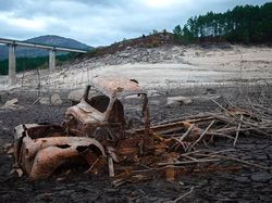 Potret Desa Hantu Muncul Lagi Setelah 30 Tahun Tenggelam