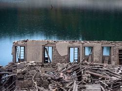 Potret Desa Hantu Muncul Lagi Setelah 30 Tahun Tenggelam