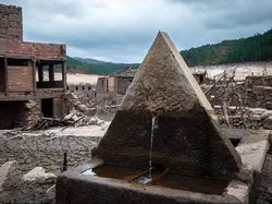 Potret Desa Hantu Muncul Lagi Setelah 30 Tahun Tenggelam