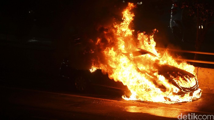 Sebuah mobil terbakar di Tol Dalam Kota, Jakarta, Kamis (25/11/2021). Begini potretnya.