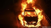 Sebuah mobil terbakar di Tol Dalam Kota, Jakarta, Kamis (25/11/2021). 