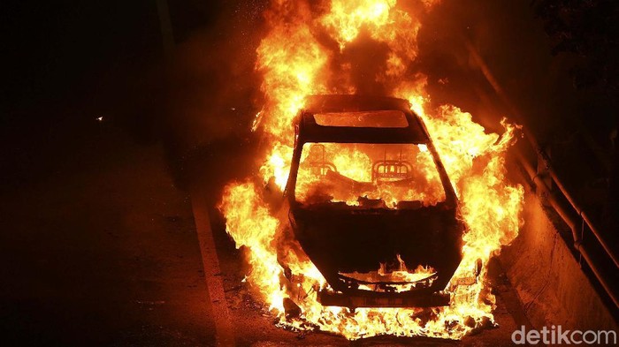 Detik-detik Mobil Terbakar di Tol Dalam Kota Sebuah mobil terbakar di Tol Dalam Kota, Jakarta, Kamis (25/11/2021). Begini potretnya.