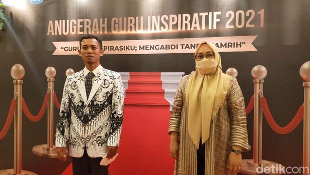 Dewan Pendidikan Makassar beri penghargaan ke sejumlah guru honorer di pulau terluar dan wilayah terpencil. (Ibnu Munsir/detikcom)