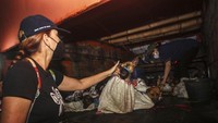 Perwakilan Dog Meat Free Indonesia menghibur seekor anjing yang berhasil diselamatkan dari truk pengangkut. Ribuan anjing setiap tahun dengan status rabies yang tidak diketahui diperdagangkan.