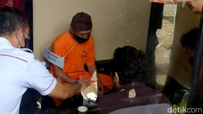 IS (57) yang meracuni empat orang dengan racun sianida jalani proses rekonstruksi hari ini. Total ada 47 adegan yang diperagakan dalam rekonstruksi tersebut.