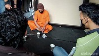 Untuk jalannya rekonstruksi yang dilangsungkan tersebut, tersangka melakukan 47 adegan untuk menggambarkan peristiwa yang dilakukan. Salah satunya, saat tersangka mempraktekkan mencampur potas dalam gelas, kemudian dimasukkan di plastik bening. Kapolres Magelang Magelang AKBP Mochammad Sajarod Zakun mengatakan rekonstruksi ini digelar untuk melengkapi berkas perkara. Selain itu, agar tergambar peristiwa kejahatan yang dilakukan dukun tersebut.