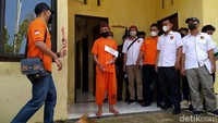 Kasus pembunuhan empat orang korban dukun racun sianida, IS (57), direkonstruksi hari ini, Kamis (25/11/2021).