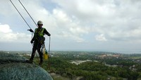 Saat dihubungi, Dzunot memberikan penjelasan. Saat video itu direkam dan viral, Dzunot sedang melakukan perawatan terhadap besi pelapis patung bagian luar. (Foto: dok. Istimewa)