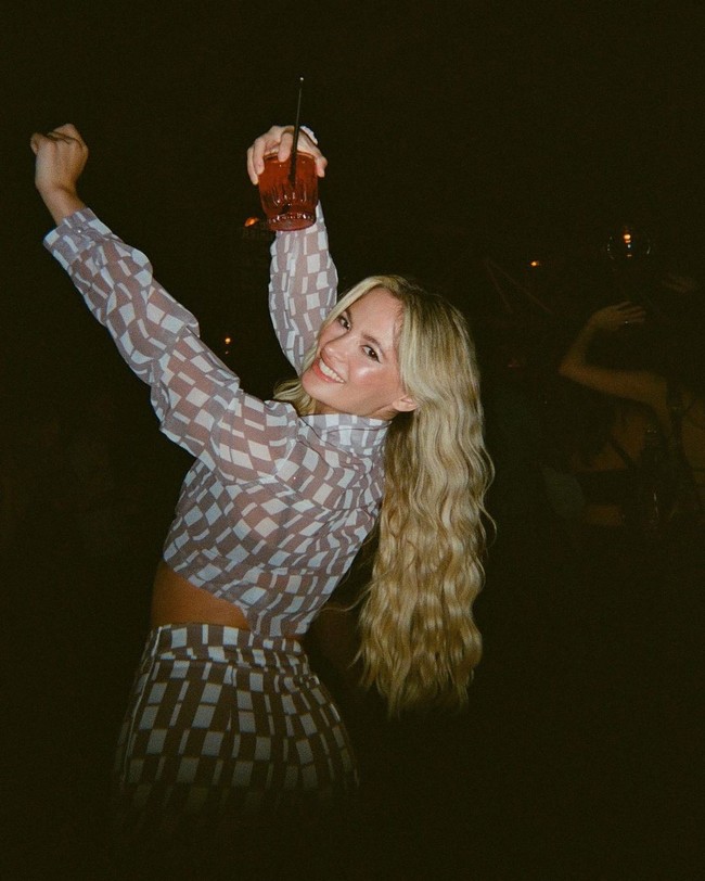 Erica North sering dibayar untuk datang ke pesta atau sering disebut model atmosfer. Erica didatangkan oleh perusahaan, penyelenggara, atau tempat pesta untuk menciptakan suatu imej dalam sebuah acara perayaan untuk klien mereka. Apa yang dilakukan Erica?Foto: Instagram @itstheerica