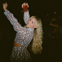 Erica North sering dibayar untuk datang ke pesta atau sering disebut model atmosfer. Erica didatangkan oleh perusahaan, penyelenggara, atau tempat pesta untuk menciptakan suatu imej dalam sebuah acara perayaan untuk klien mereka. Apa yang dilakukan Erica?Foto: Instagram @itstheerica