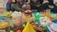 Puput Soedrajat yang merupakan ibu sambung Vanessa angel juga menyarankan agar barang peninggalan Vanessa diwariskan kepada adik Vanessa, Mayang. Belum genap 40 hari kepergian Vanessa Angel, keluarganya justru disebut-sebut ingin menguasai harta peninggalan Vanessa. Foto: Instagram