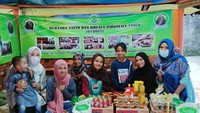Beras, mie instan, telur, minyak goreng dan berbagai sembako juga disalurkan kepada yayasan Yatim Dhuafa. Berlokasi di Jakarta Selatan, salah satu panti asuhan menjadi tujuan keluarga Vanessa Angel. Foto: Instagram